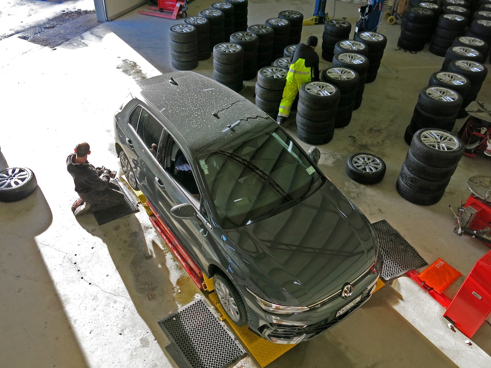 VW Golf in einer Werkstatt