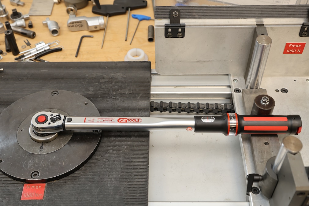 Drehmomentschlüssel von KS Tools auf Drehmomentprüfbank