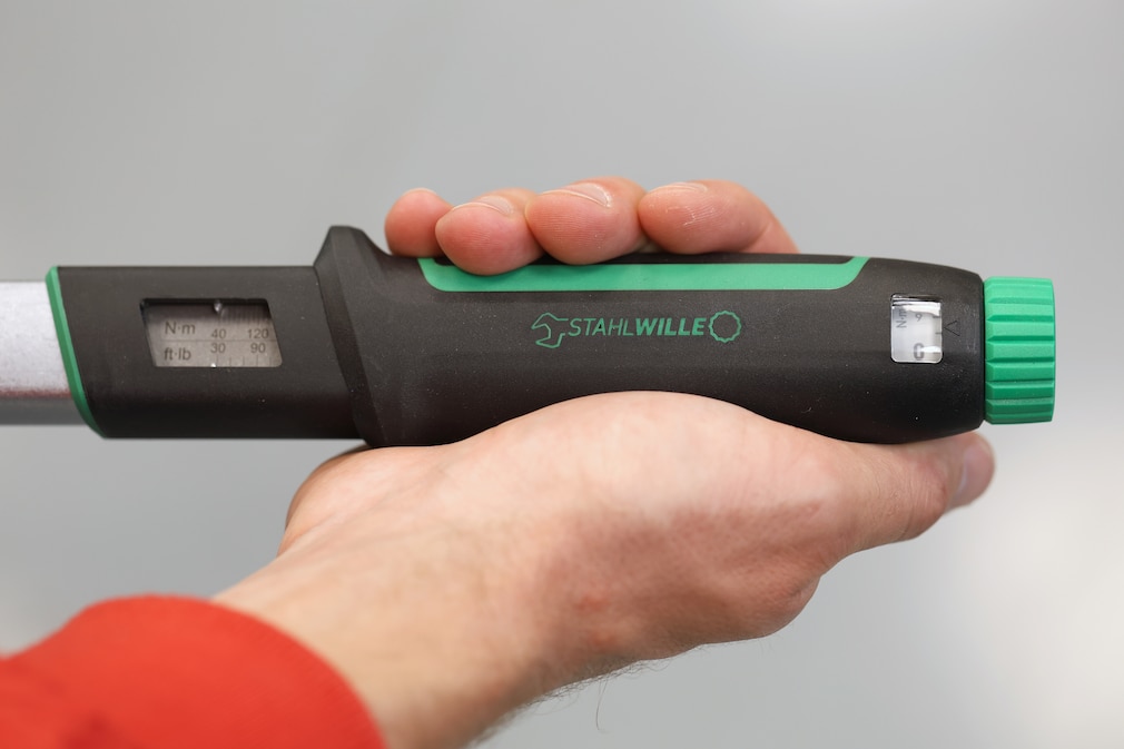 Tester hält Stahlwille Drehmomentschlüssel in der Hand, Fokus auf Skala.