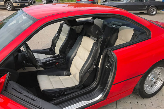 BMW 840i mit roten Felgen zu verkaufen