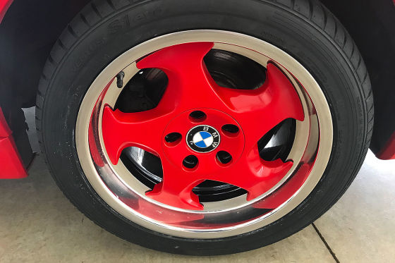 BMW 840i mit roten Felgen zu verkaufen