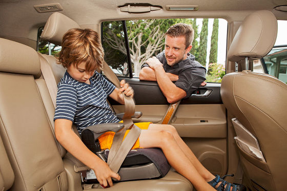 sitzerhohung im auto gefahr fur das kind autobild de