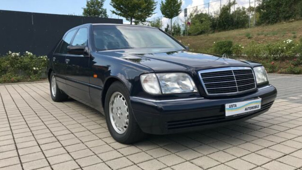 Eine S-Klasse ganz in Blau