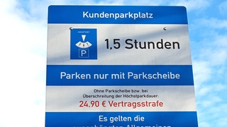 Supermarkt-Parkplatz Schild fürs Parken