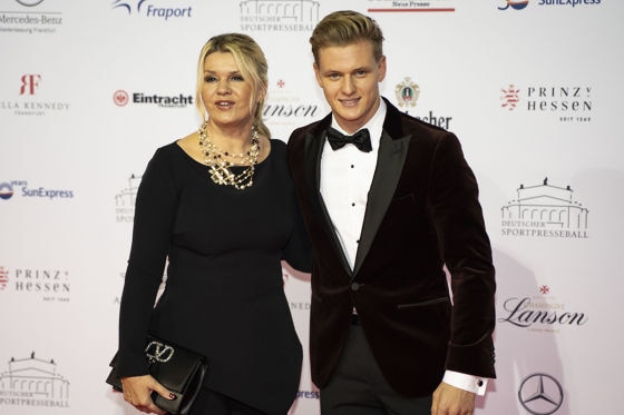 Gina mit Ferrari-Ritt für Schumi