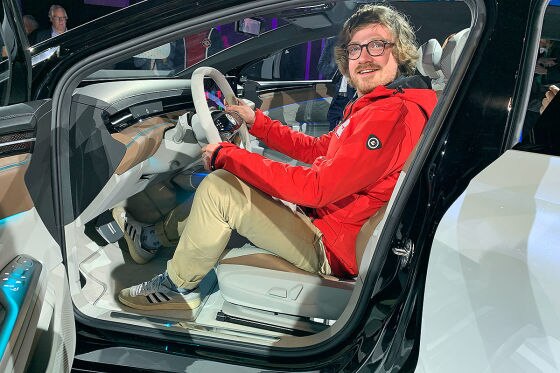 Erste Sitzprobe im ID. Space Vizzion