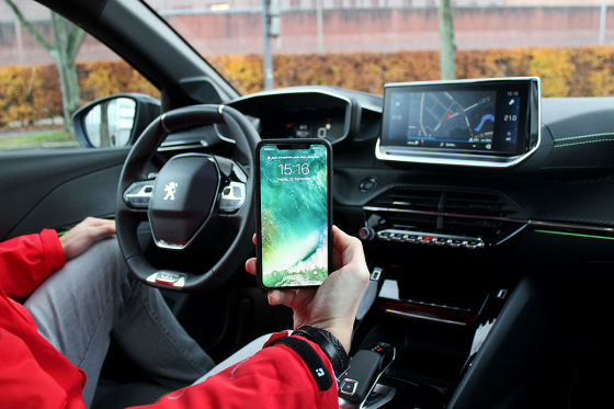 Peugeot 208 im Connectivity-Check