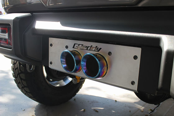 Doppel-Auspuff und breite Backen für den Jimny