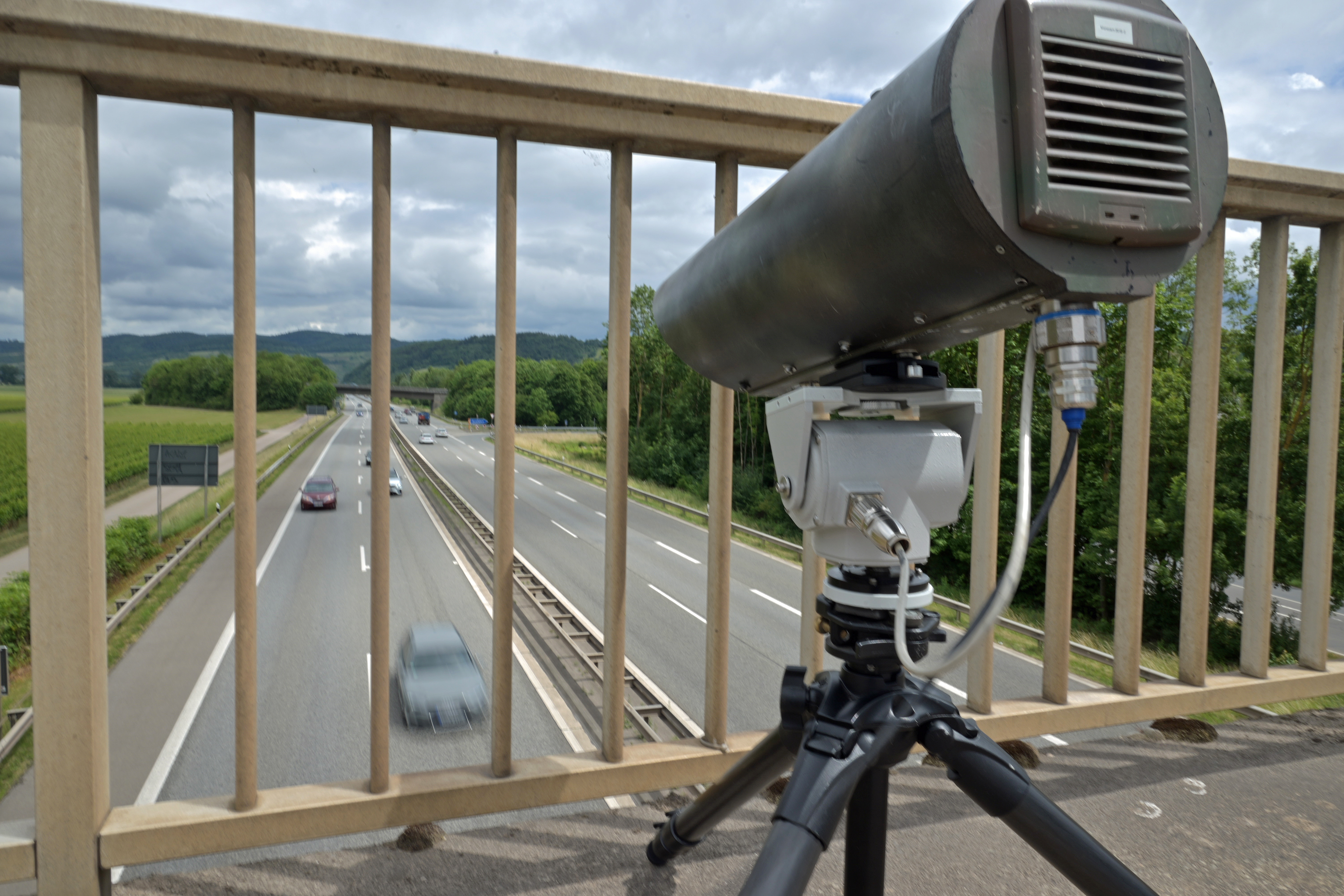 Handy-Blitzer Monocam überzeugt Bundesland: So funktioniert er! - AUTO BILD