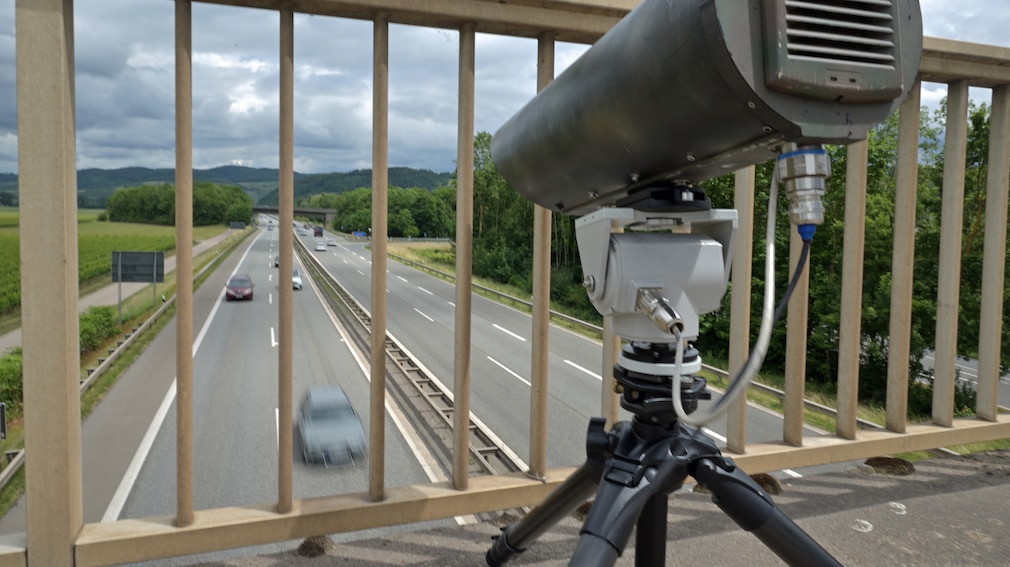 Handy-Blitzer Monocam überzeugt Bundesland: So funktioniert er! - AUTO BILD