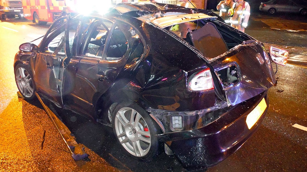 Seat Leon explodiert  Fahrer hat riesiges Glück