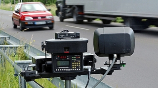 Wut auf Blitzer: Autofahrer rastet aus
