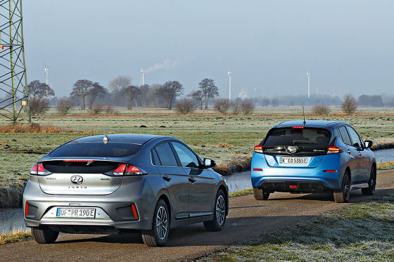 Zwei Elektro-Volkswagen im Vergleich