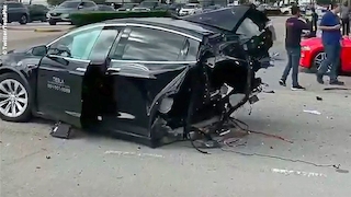 Tesla Model X und Nissan GT-R: Tesla beim Crash zerrissen
