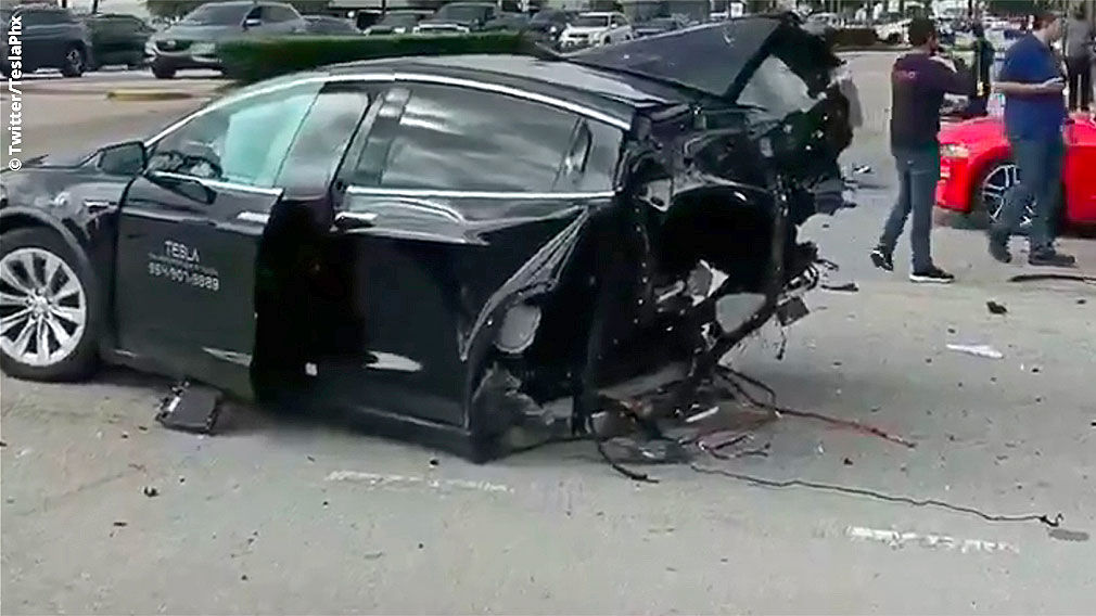 Tesla Model X und Nissan GT-R: Tesla beim Crash zerrissen