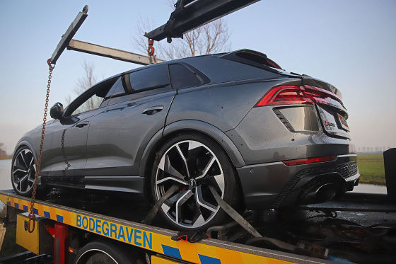 Audi RS Q8 in Bach versenkt