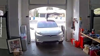 Tesla Model X: Mit offener Flügeltür in die Garage gefahren