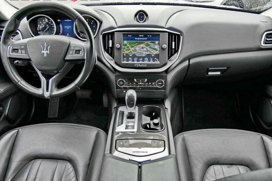 Maserati fahren zum Prius-Preis