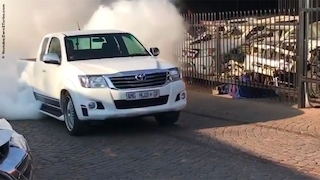Toyota Hilux: AMG M156-V8