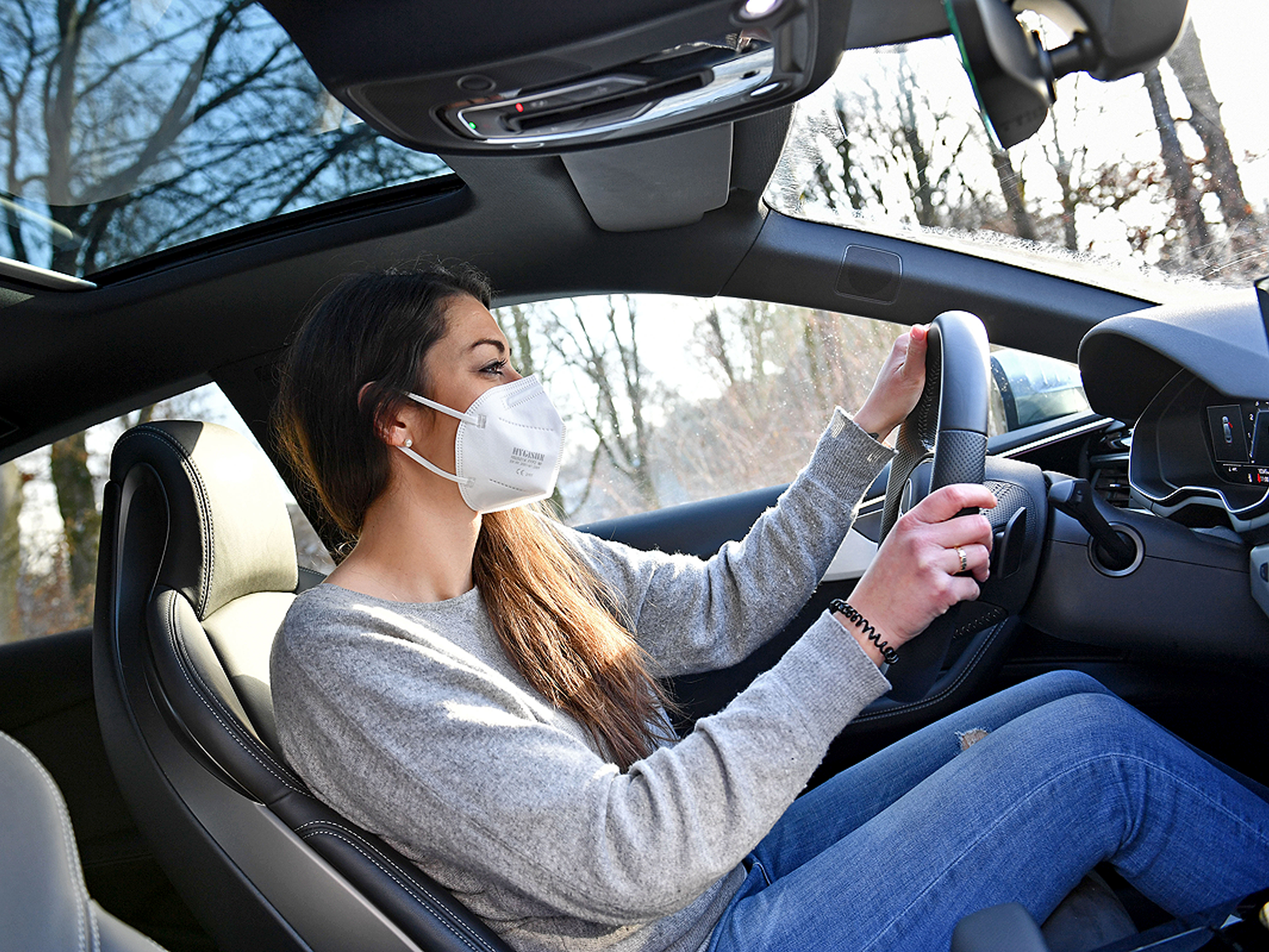 Masken könnten wie Warnwesten in Autos Pflicht werden