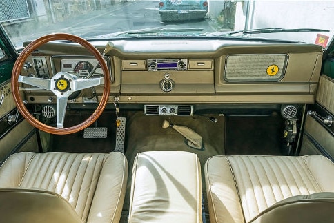 Cockpit vom Jeep Wagoneer mit Ferrari-Holzlenkrad
