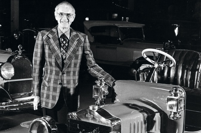 Schwarzweißfoto des Auto-Sammlers Harrah an einem Vorkriegs-Oldtimer