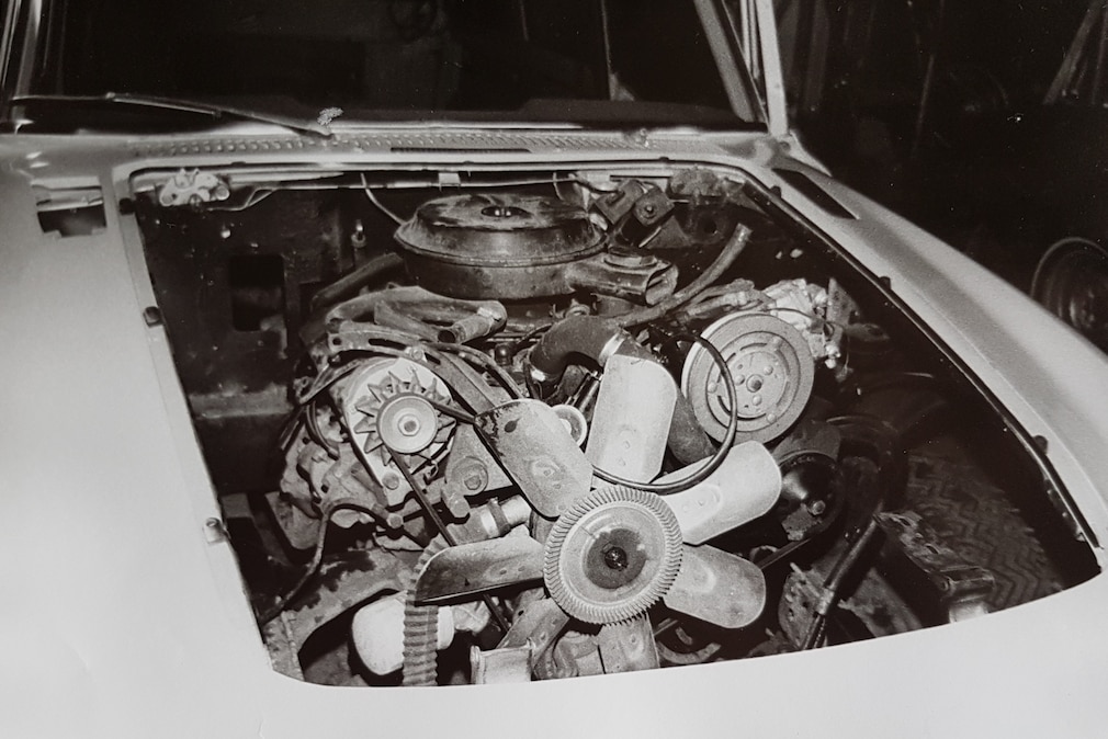 Schwarzweißfoto vom Ferrari-Motor in der Front des Jerrari