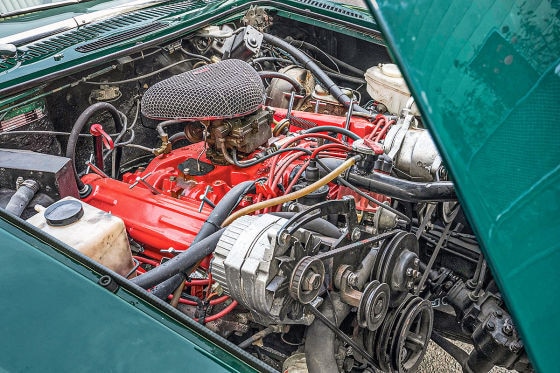 V8-Motor unter der vorderen Haube