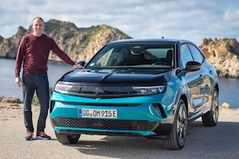 Opel Mokka Electric Facelift mit AUTO BILD-Redakteur Jan Horn