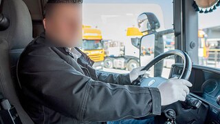 Wie sich Lkw-Fahrer illegal am Steuer ablenken (BILDplus)
