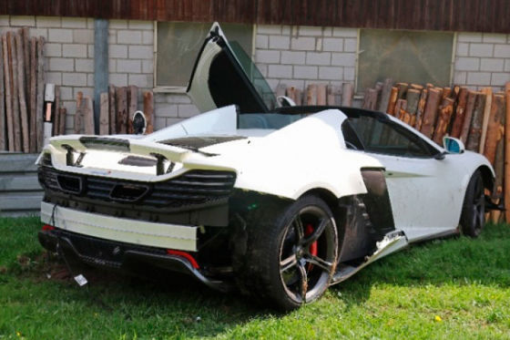 McLaren-Fahrer kracht in Scheune!