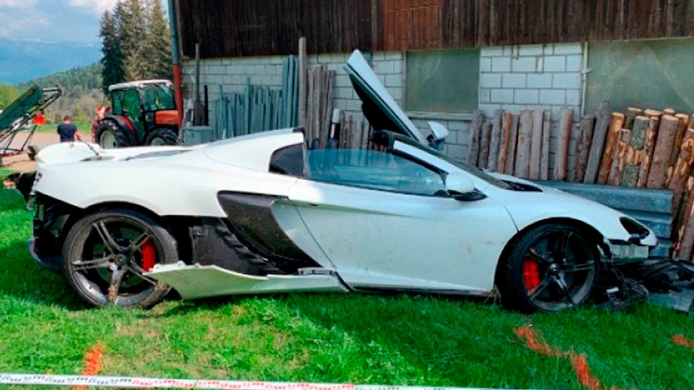 McLaren crasht in Scheune