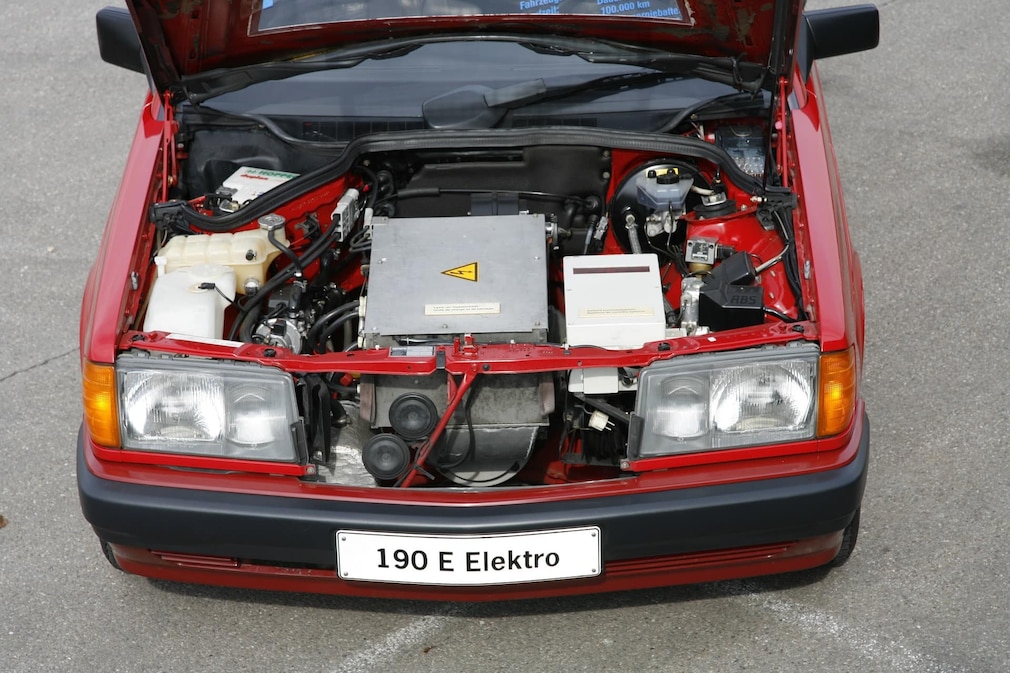 Ehemaliger Motorraum im Mercedes 190 E Elektro