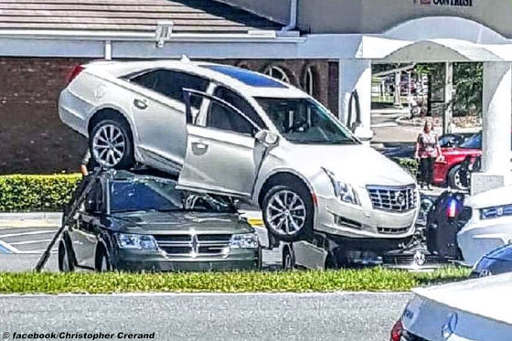 Cadillac-Fahrer parkt VW kaputt!