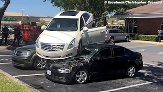 VW Jetta nach kuriosem Crash total kaputt
