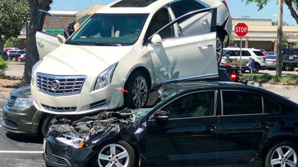 Cadillac XTS parkt auf VW Jetta