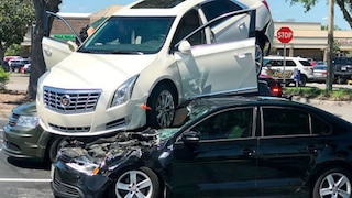 Cadillac XTS parkt auf VW Jetta
