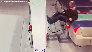 Mann schlägt mit Benzinschlauch um sich