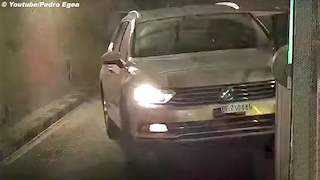 Passat-Fahrer fährt Auto im Parkhaus zu Schrott