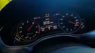 Audi RS 6 C7: Corona-Raser fährt einhändig, Video