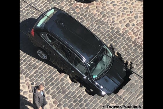 3er BMW von Erdloch verschluckt