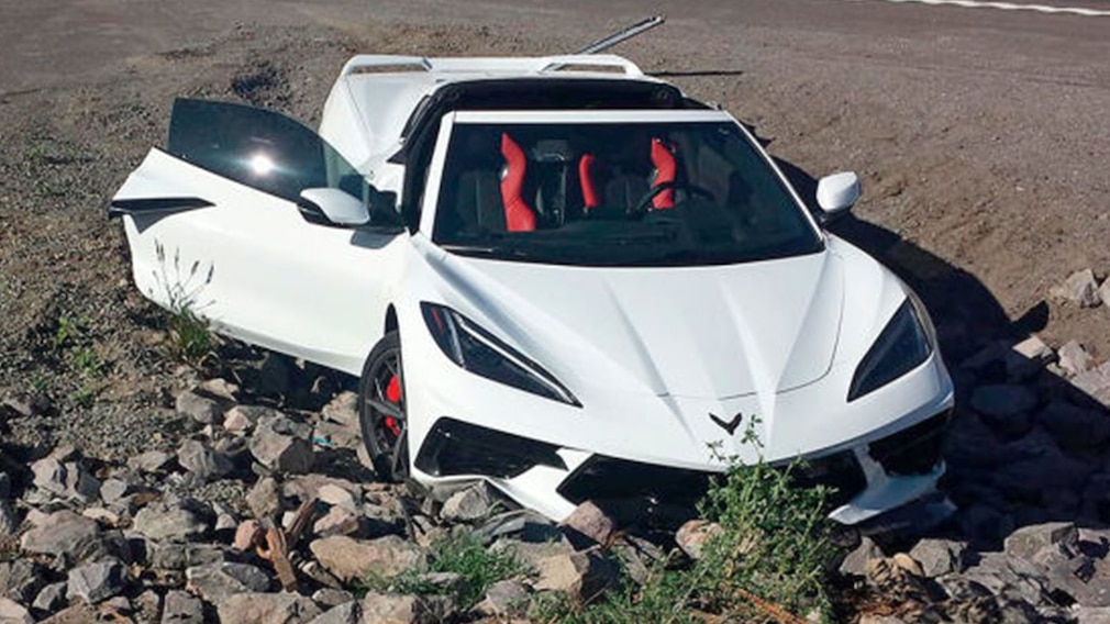 Corvette crasht in Geröllhaufen