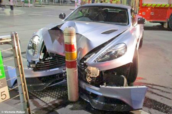 Frau crasht Aston Martin  lässt Besitzer im Auto zurück!