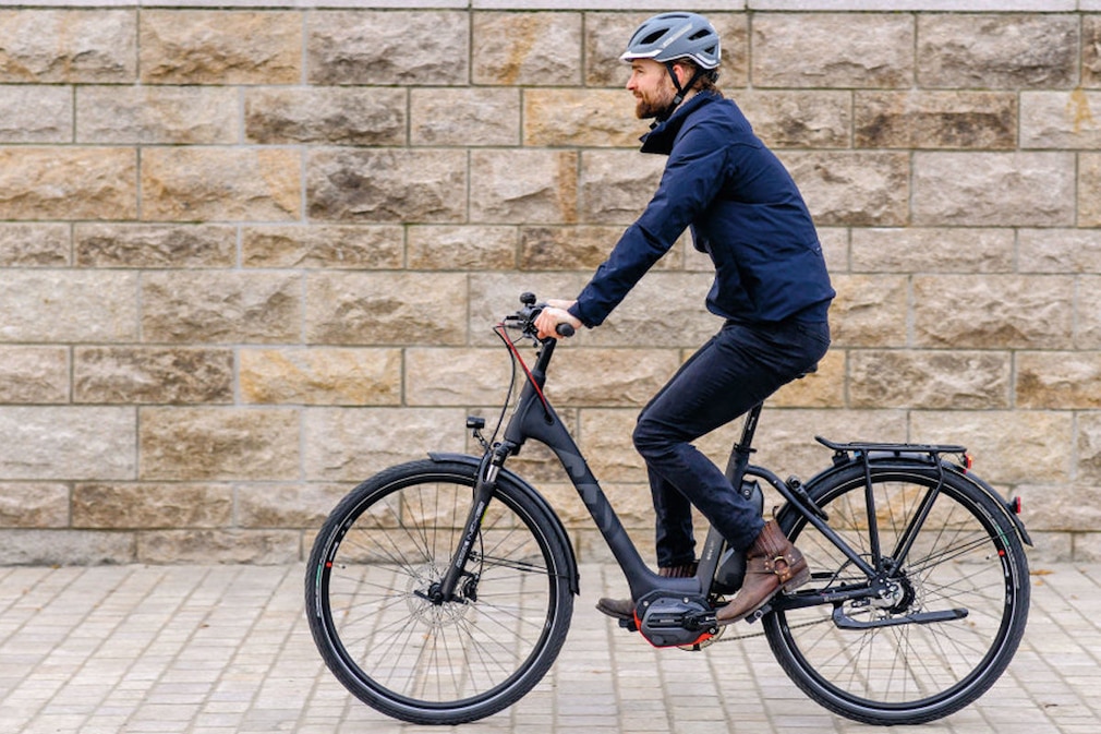 E-Citybikes im Test: fünf Tiefeinsteiger-Pedelecs für die Stadt - AUTO BILD