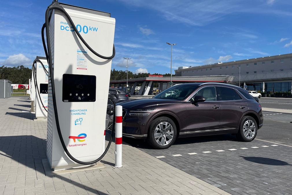 Schnellladen in Evendorf (Niedersachsen) an der A7 am Ladepark von Total Energies