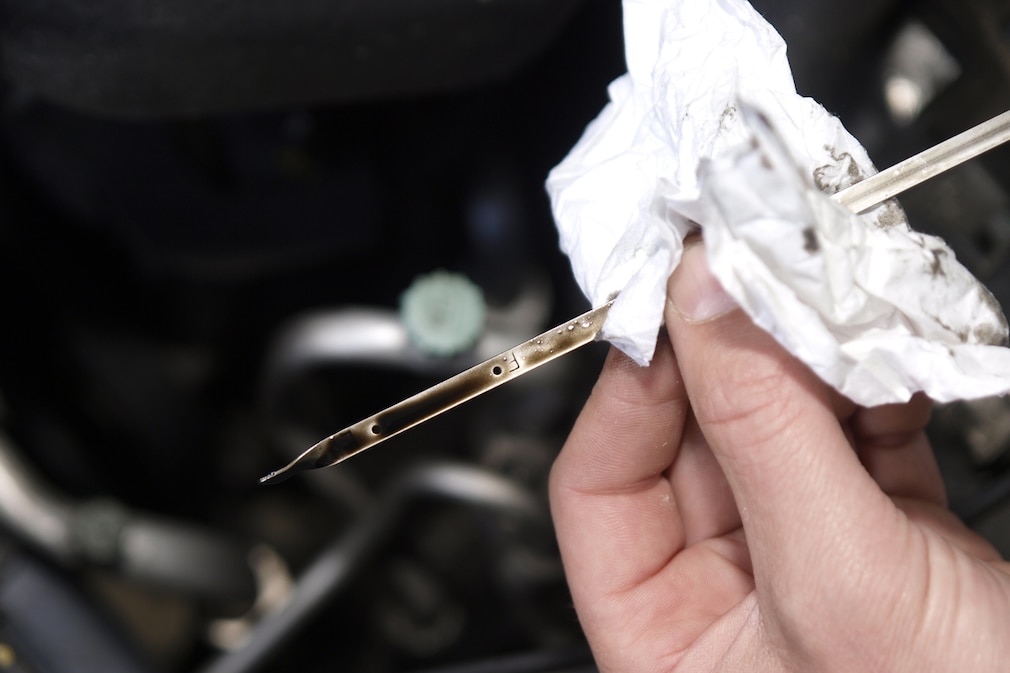 Öl kontrollieren Peilstab