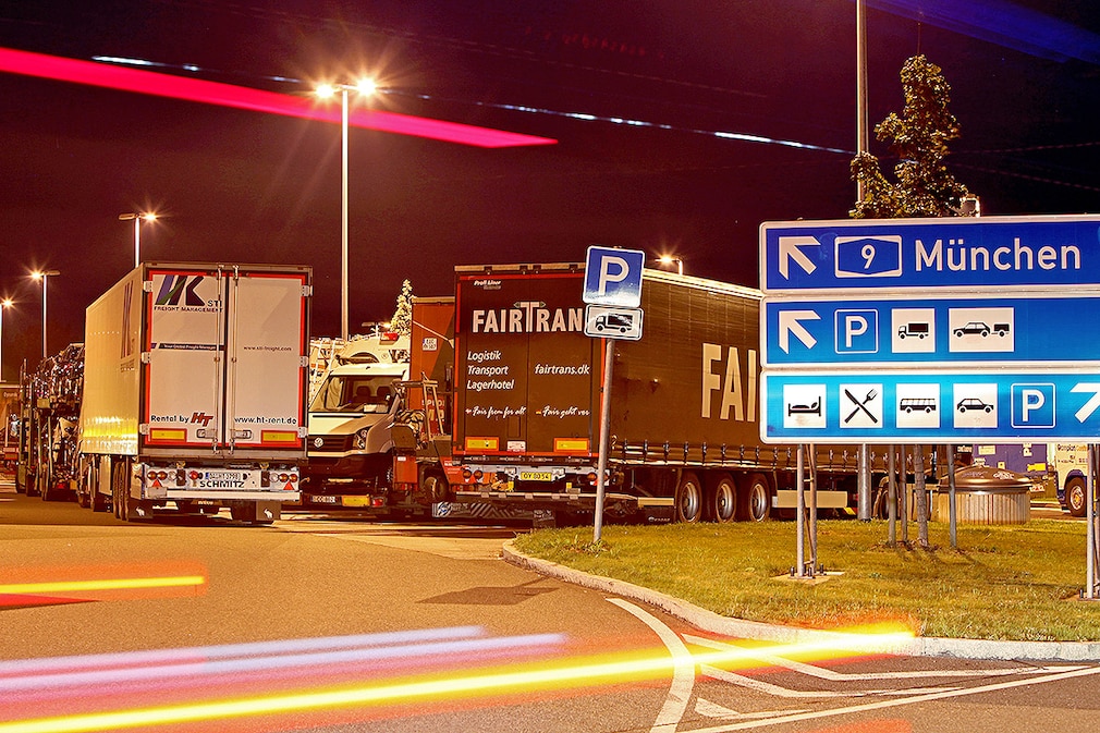 In der zweiten Reihe stehend machen Lastwagenfahrer am Montagabend (22.08.2011) an der Autobahnraststätte Nürnberg-Feucht an der A9 bei Feucht (Mittelfranken) ihre Fahrpause. Der bayerische Innenminister Herrmann äußert sich am Dienstag (23.08.) zum Neubau von Lkw-Stellplätzen an Autobahnen. Das Innenministerium hat in diesem Zusammenhang auf eine Studie aus dem Jahr 2008 verwiesen, wonach entlang der bayerischen Autobahnen mindestens 3500 Stellplätze fehlen.