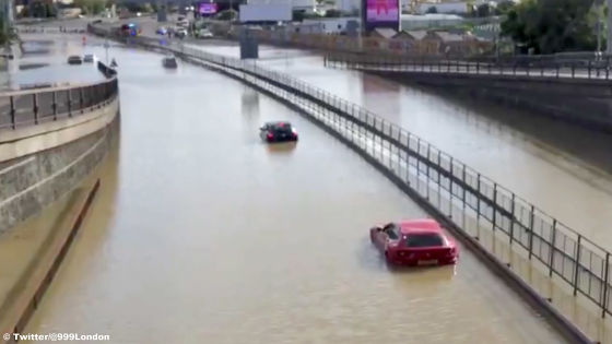 Fluss statt Straße: 660-PS-Ferrari geht böse baden!