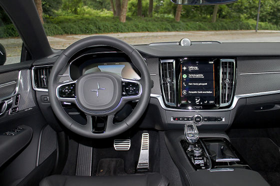Der abgehobene Polestar 1 trifft auf seinen Urahn Volvo 940