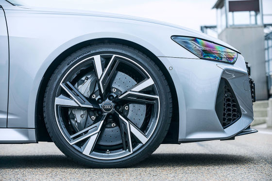 So viel schneller beschleunigt der Audi RS 6 mit den kleineren Felgen!